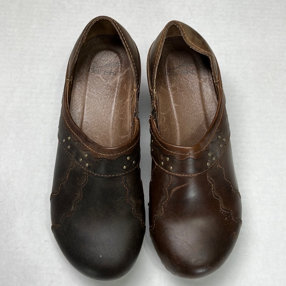 DANSKO WOMENS HAILEY CLOGS BROWN OILED LEATHER STUDS SIZE EU 38 US 7.5 -…